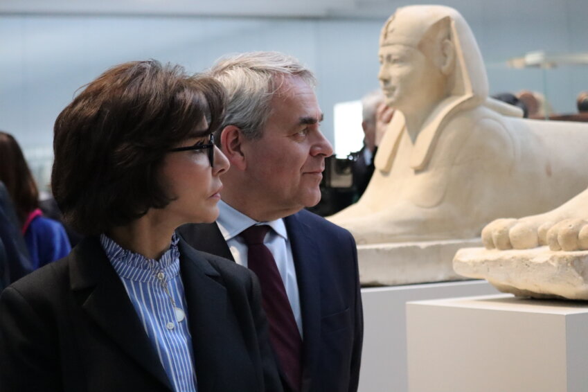 La ministre de la Culture Rachida Dati au Louvre Lens, accompagnée du président de Région Xavier Bertrand, ce 27 mars. © Aletheia Press / E.Chombart