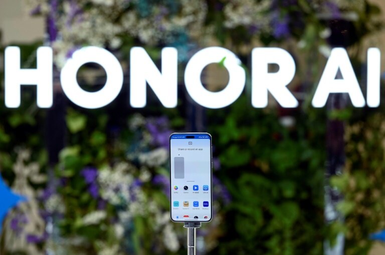 Un smartphone Honor AI au Salon mondiale du mobile (MWC) à Barcelone, le 4 mars 2025 © Josep LAGO