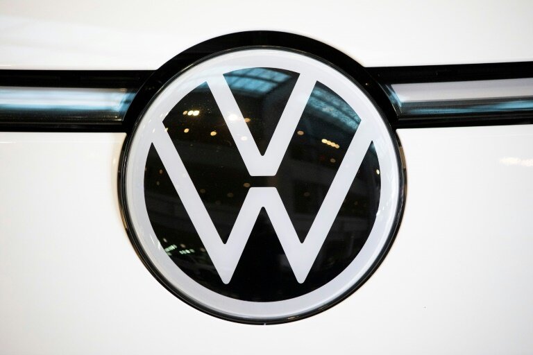 Logo Volkswagen lors d'un salon de l'auto le 10 janvier 2025 à Detroit, dans le Michigan (Etats-Unis). © BILL PUGLIANO