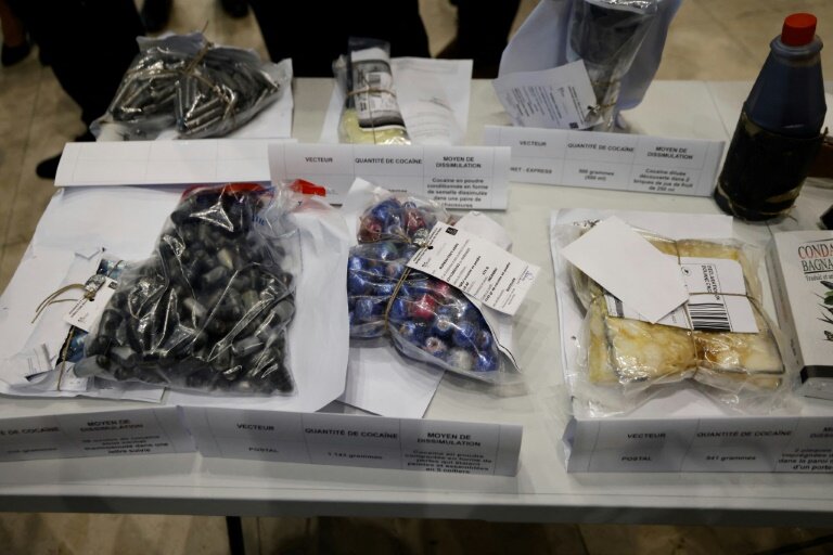 Des sacs en plastique contenant de la drogue lors de la présentation par la police française d'un système de contrôle à l'aéroport de Cayenne, en Guyane, le 25 mars 2024 © LUDOVIC MARIN