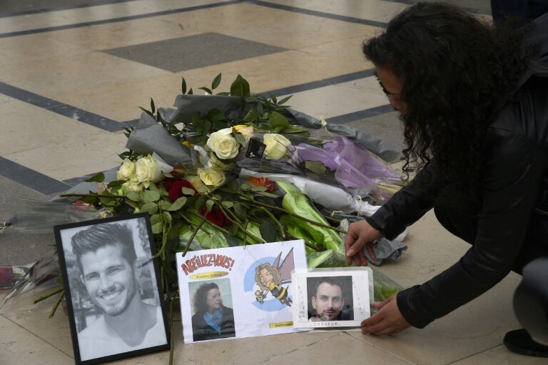 Des portraits de victimes du crash d'hélicoptère survenu lors du tournage de l'émission de TF1 "Dropped" en 2015, au Trocadéro à Paris le 11 mars 2017 © BERTRAND GUAY