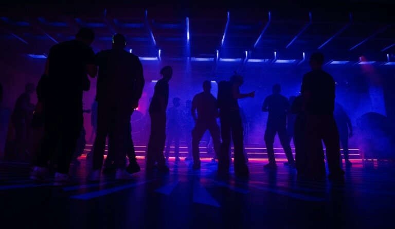 Des clubbeurs dansent sur de la musique techno au Rex Club à Paris, le 7 mars 2025 © Stefano RELLANDINI