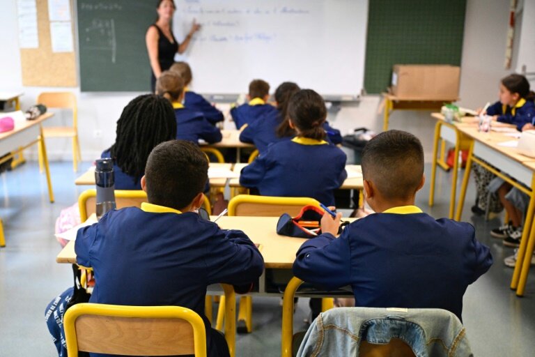 Lancée à grands renforts de communication, l'expérimentation de l'uniforme à l'école, qui concerne moins d'une centaine d'établissements sur toute la France, est abandonnée par certaines collectivités © JEAN-CHRISTOPHE VERHAEGEN