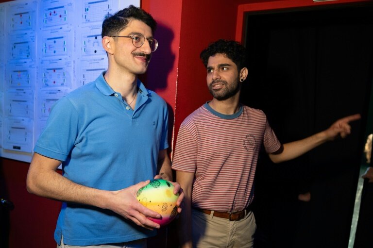 Le Libanais Christ Fadel et le Palestinien Bashar Badwan discutent avant leur représentation dans l'adaptation dialectale de la pièce "Qu'avons-nous fait au Bon Dieu ?" au Théâtre alsacien de Schiltigheim, dans le Bas-Rhin, le 18 février 2025 © ROMEO BOETZLE