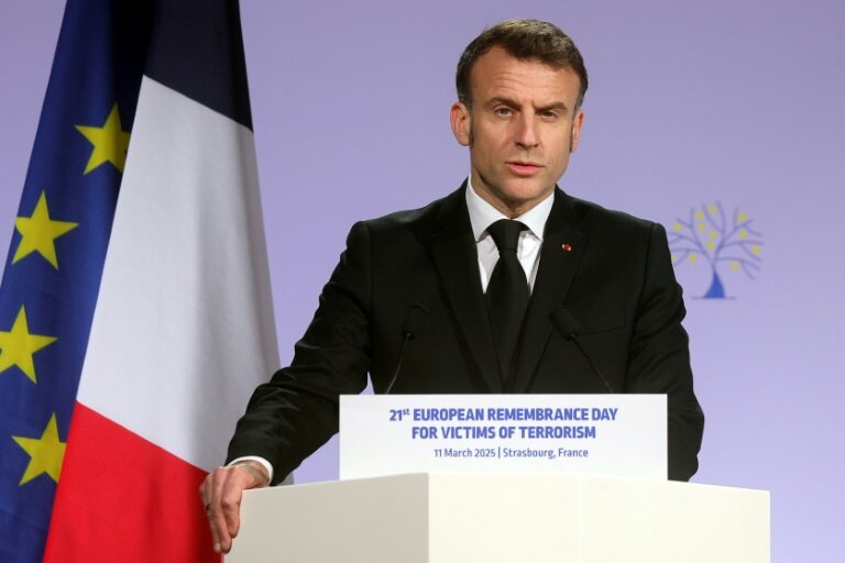 Emmanuel Macron préside une cérémonie d'hommage aux victimes du terrorisme à Strasbourg le 11 mars 2025 © Teresa Suarez