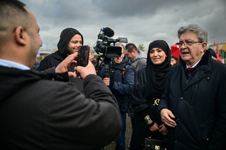 Jean-Luc Mélenchon, à droite, chez Vencorex au Pont-de-Chaix, en Isère, le 12 mars 2025 © OLIVIER CHASSIGNOLE