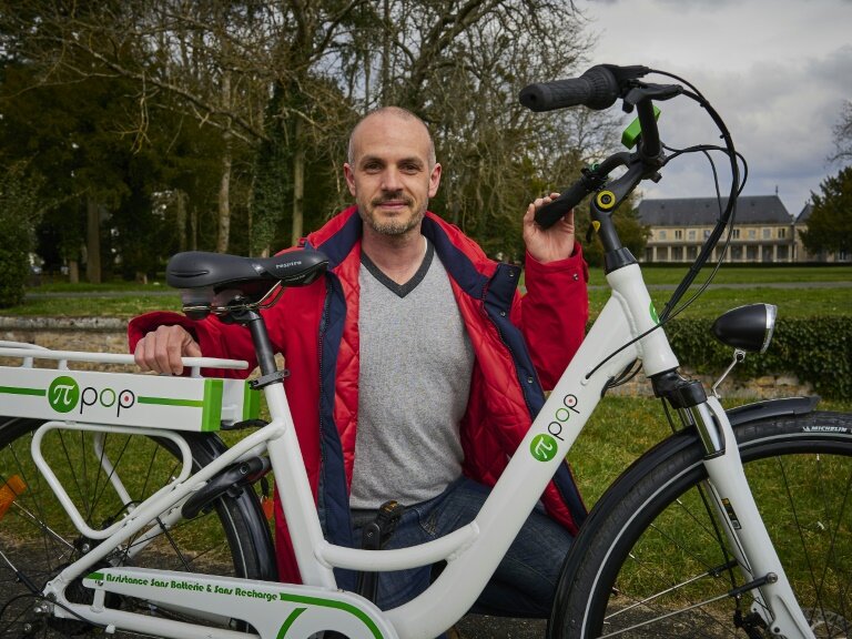 Adrien Lelièvre, diplômé en ingénierie mécanique, inventeur du vélo électrique sans batterie Pi-Pop, le 13 mars 2025 à Olivet, dans le Loiret © GUILLAUME SOUVANT