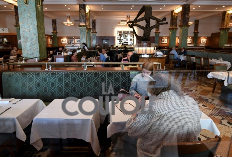 Des personnes sont attablées le 15 juin 2020 au restaurant La Coupole à Paris © ALAIN JOCARD