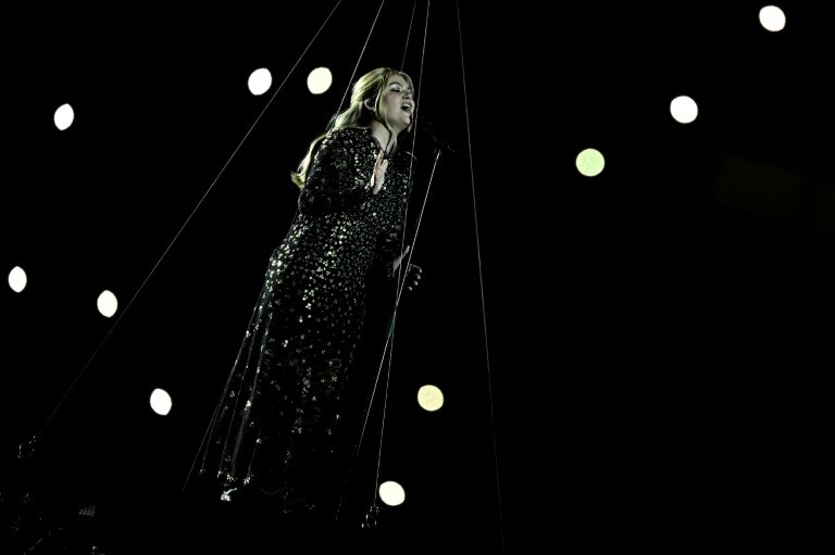 La chanteuse Louane lors de sa performance au Stade de France le 15 mars 2025 © JULIEN DE ROSA