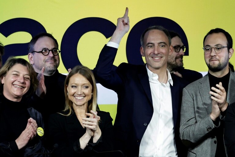 Le leader de Place Publique Raphaël Glucksmann (2e d) lors du congrès de son parti, le 16 mars 2025 à Paris © STEPHANE DE SAKUTIN