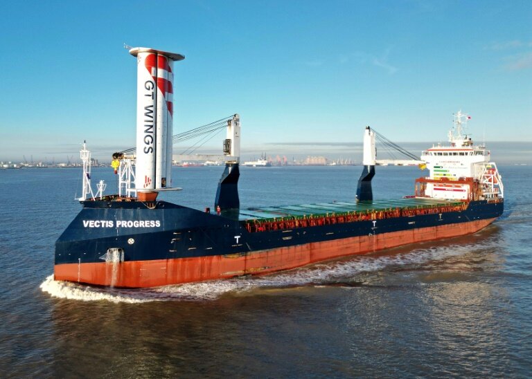 Vue aérienne du Vectis Progress, un cargo de 124 mètres de long équipé d'une voile expérimentale, l'AirWing, après avoir quitté le port de Kingston upon Hull et avant de participer à des essais en mer du Nord, le 2 mars 2025 dans le nord-est de l'Angleterre © Paul ELLIS