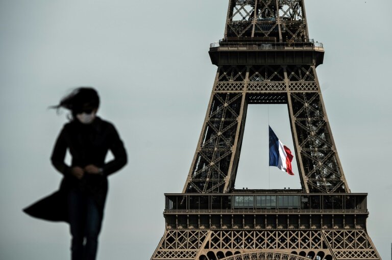 Une passante et la Tour Eiffel, le 11 mai 2020 © PHILIPPE LOPEZ