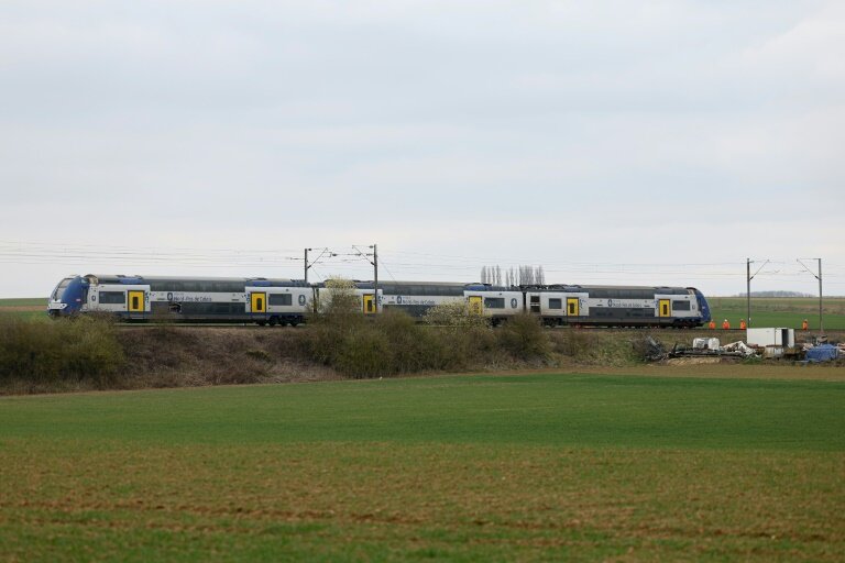 Un train express régional après une collision avec un véhicule militaire sur un passage à niveau à Bailleul-Sir-Berthoult, dans le Pas-de-Calais, le 17 mars 2025 © SAMEER AL-DOUMY