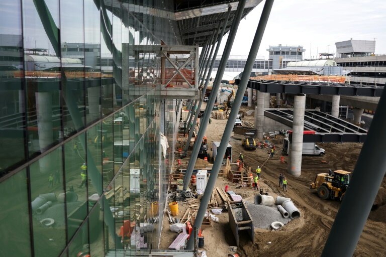 Des travaux en cours à l'extérieur du futur Terminal 6 de l'aéroport international John F Kennedy à New York, le 4 mars 2025 © CHARLY TRIBALLEAU
