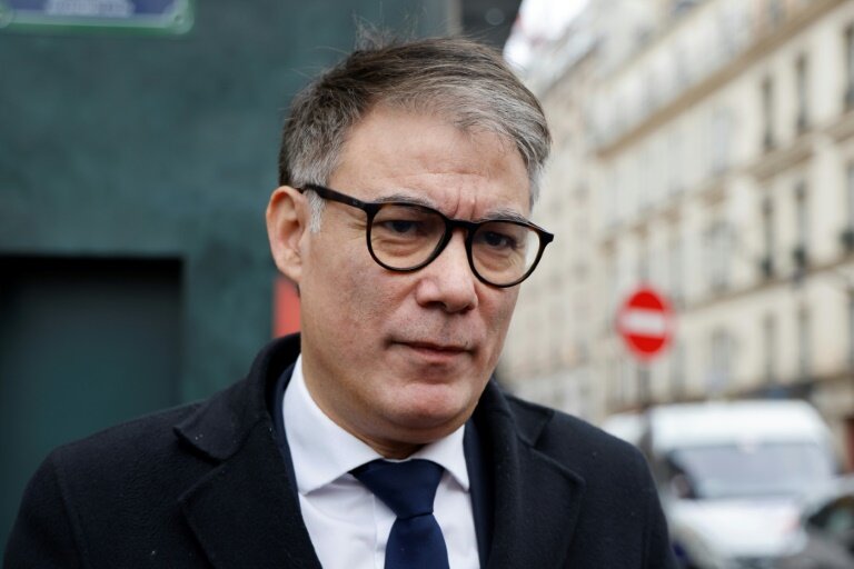Le Premier secrétaire du Parti socialiste français Olivier Faure s'adresse à la presse devant le Palais de l'Élysée à Paris, le 20 février 2025 © Ludovic MARIN