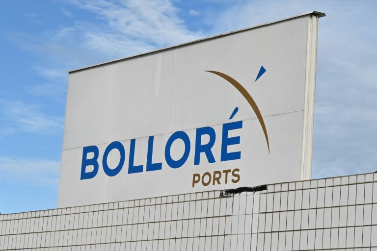 L'enseigne du groupe français Bolloré au siège de la société à Abidjan, le 12 mai 2020 en Côte d'Ivoire © ISSOUF SANOGO