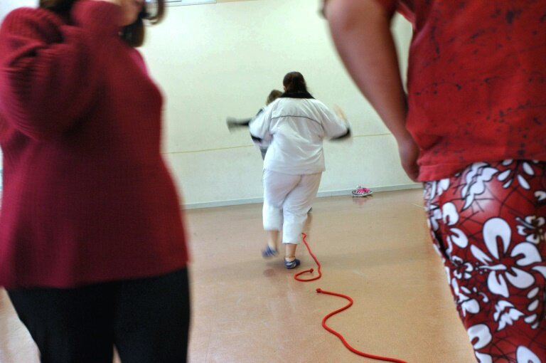Des pensionnaires du centre pour enfants obèses "La Béline" suivent un cours de sport adapté, le 8 novembre 2004 à Salins-les-Bains dans le Jura © JEAN-CHARLES SEXE
