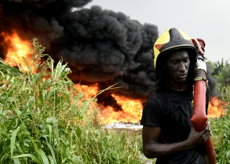 Un pompier lors d'une intervention sur un incendie d'oléoduc dans le district de Lagos, dans le sud du Nigeria, le 5 décembre 2019 © PIUS UTOMI EKPEI