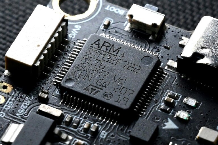 Le logo de ARM sur une de ses puces. Photo prise à Kuala Lumpur le 4 mars 2025 © Mohd RASFAN