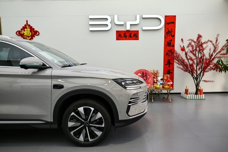 Un véhicule électrique BYD Plus DM-i dans une salle d'exposition à Shanghai, le 11 mars 2025 © HECTOR RETAMAL
