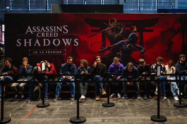 Des personnes attendent pour tester le nouveau jeu vidéo Assassin's Creed d'Ubisolt lors du la Paris Games Week, le 23 octobre 2024 à Paris © Dimitar DILKOFF