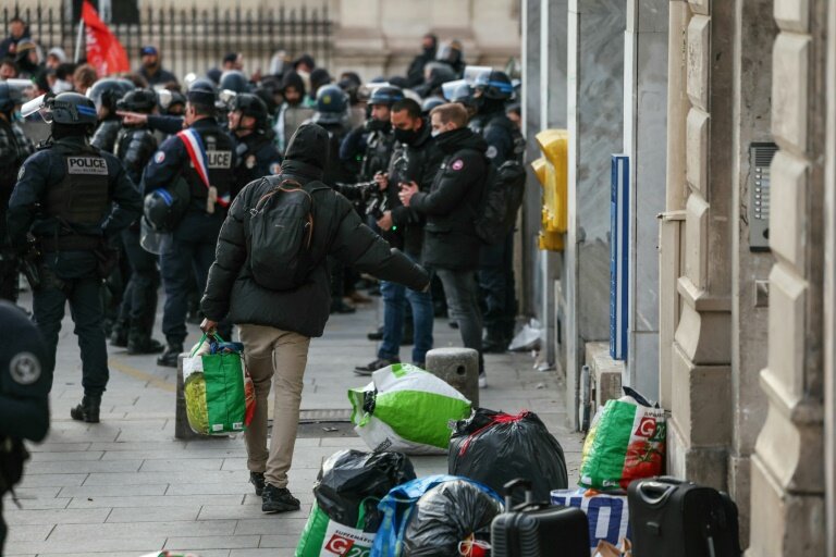 Des policiers font évacuer des jeunes migrants des locaux de la Gaîté lyrique à Paris, le18 mars 2025 © Alain JOCARD
