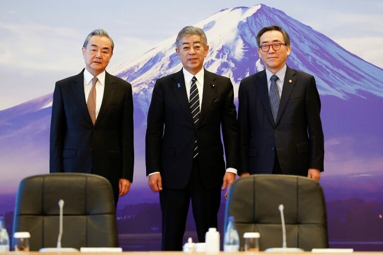 De gauche à droite, les chefs de la diplomatie chinoise Wang Yi, japonaise Takeshi Iwaya et sud-coréenne Cho Tae-yul lors d'une rencontre à Tokyo le 22 mars 2025 © Rodrigo Reyes Marin