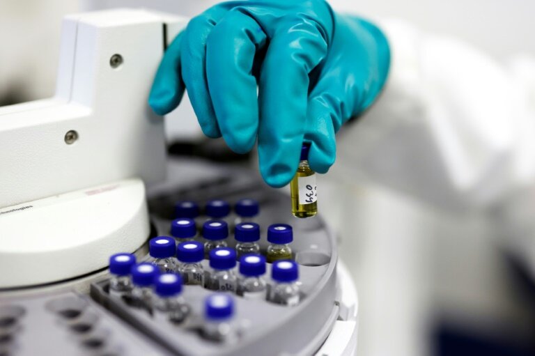 Un expert analyse des substances chimiques interceptées par les douanes à l'aéroport CDG, dans un laboratoire à Massy, le 12 novembre 2020 © THOMAS COEX