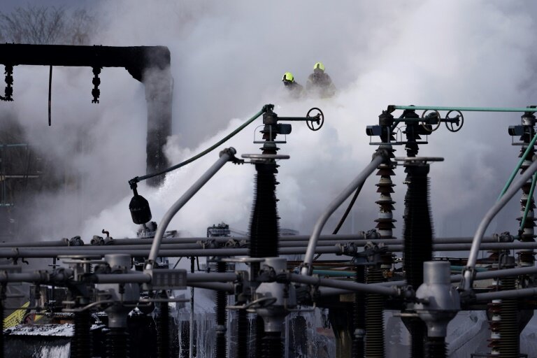 Des pompiers luttent contre un incendie qui s'est déclaré dans une sous-station électrique alimentant l'aéroport d'Heathrow à Hayes, dans l'ouest de Londres, le 21 mars 2025 © BENJAMIN CREMEL