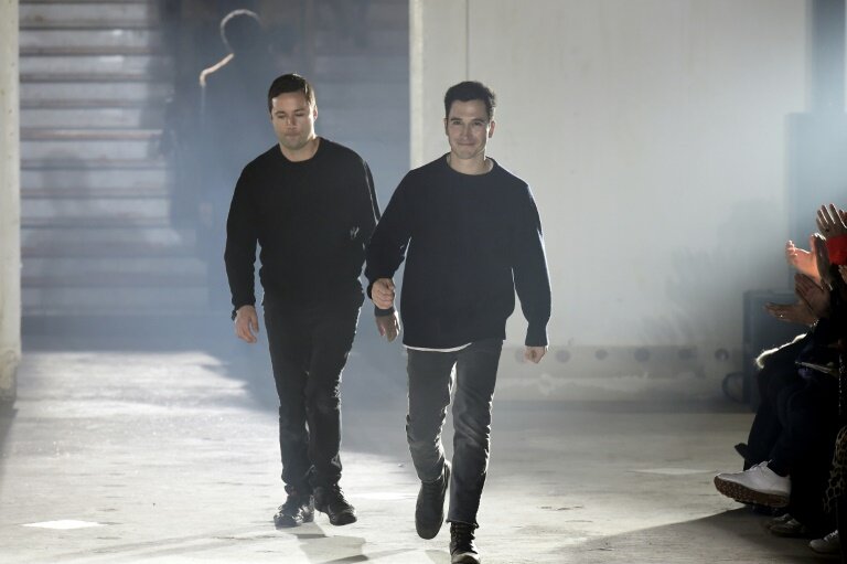 Les stylistes américains Jack McCollough et Lazaro Hernandez, créateurs de la marque Proenza Schouler, saluent le public à la fin du défilé de la collection Haute Couture printemps/été 2018, le 22 janvier 2018 à Paris © Bertrand GUAY