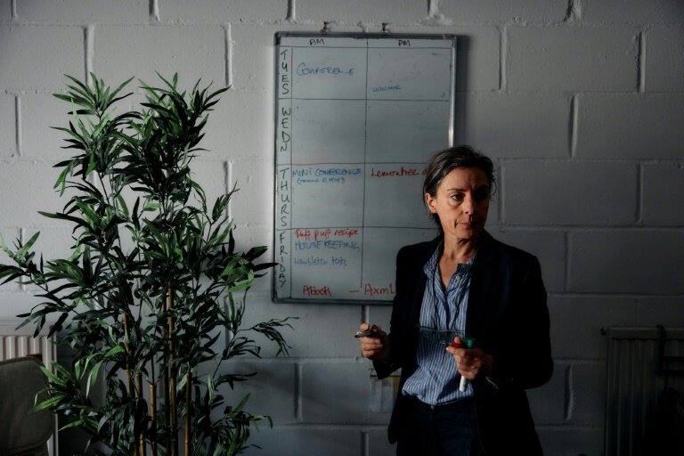 Tabitha Stapely, fondatrice et rédactrice en chef, du média local "The Slice" qui rapporte depuis 2018 la vie de Tower Hamlets, l'un des quartiers, les plus divers mais aussi des plus défavorisés du pays, lors d'une réunion avec son équipe dans l'Est de Londres, le 12 mars 2025 © BENJAMIN CREMEL