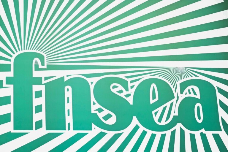 Un panneau sur le stand de la Fédération nationale des syndicats d'exploitants agricoles (FNSEA) dans le cadre du 61e Salon de l'Agriculture au parc des expositions de la Porte de Versailles à Paris, le 27 février 2025 © Bertrand GUAY