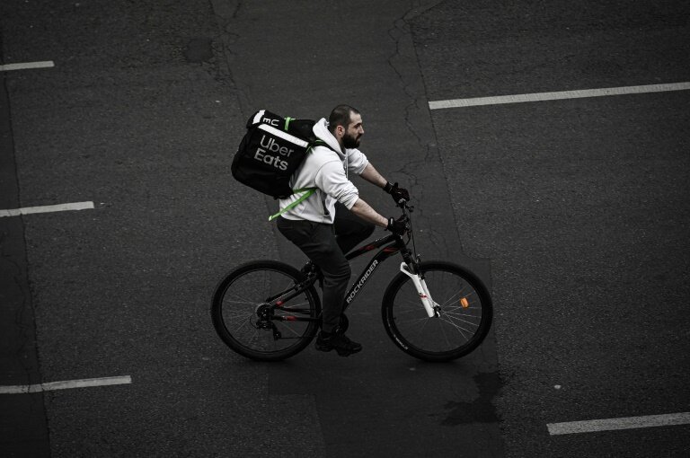 Le management via l'intelligence artificielle des plateformes comme Uber Eats ou Deliveroo, fait peser des risques sur la santé des livreurs de repas à domicile, alerte l'Anses © Philippe LOPEZ