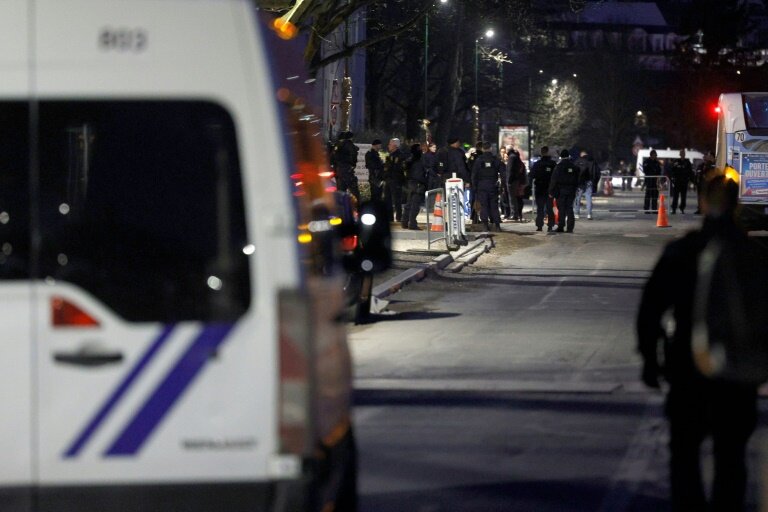 Des policiers près du lycée Louis-Armand, où un adolescent de 17 ans a été mortellement poignardé, dans l'Essonne, le 24 mars 2025 © GEOFFROY VAN DER HASSELT