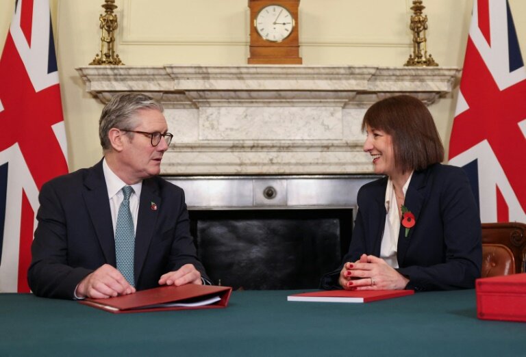 Le Premier ministre britannique Keir Starmer et la ministre des Finances Rachel Reeves, à Downing Street à Londres, le 28 octobre 2024 © Hollie Adams