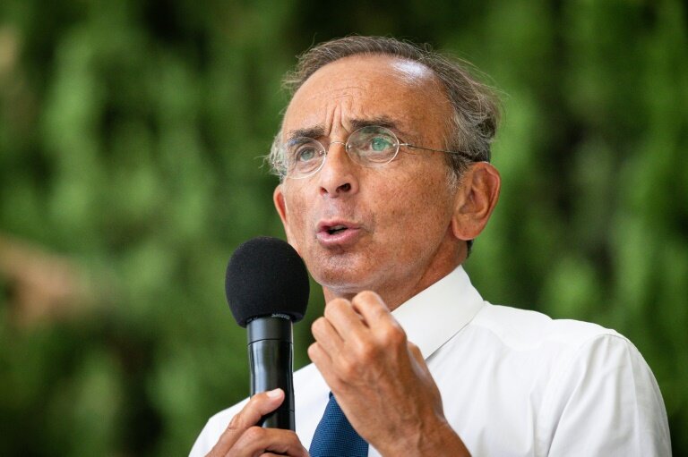 Le président du parti d'extrême droite Reconquête Eric Zemmour s'exprime le 7 septembre 2024 lors de l'Université d’été de Reconquête à Orange, dans le sud de la France © CLEMENT MAHOUDEAU
