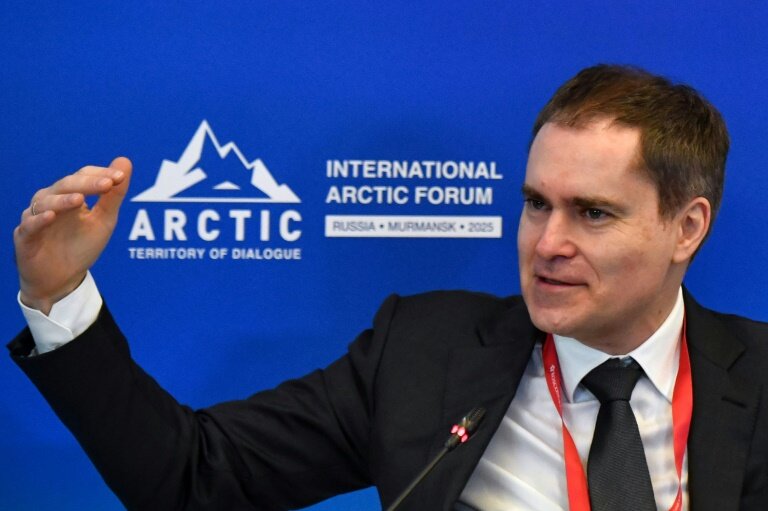 Vladimir Panov, représentant spécial pour le développement de l'Arctique du groupe russe Rosatom, lors du Forum arctique à Mourmansk (nord-ouest), le 26 mars 2025 © Olga MALTSEVA