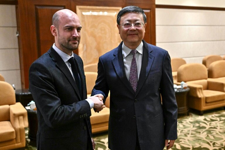 Le ministre français des Affaires étrangères Jean-Noël Barrot (g) et Chen Jining, secrétaire du Parti communiste de Shanghai, lors de leur rencontre à Shanghai, le 28 mars 2025 © Pedro PARDO