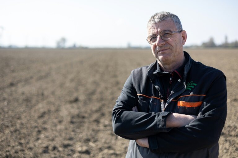 Le maraîcher Claude Keller, patron de l'entreprise ID3A, dans un champ à Balgau, le 28 mars 2025 dans le Haut-Rhin © ROMEO BOETZLE