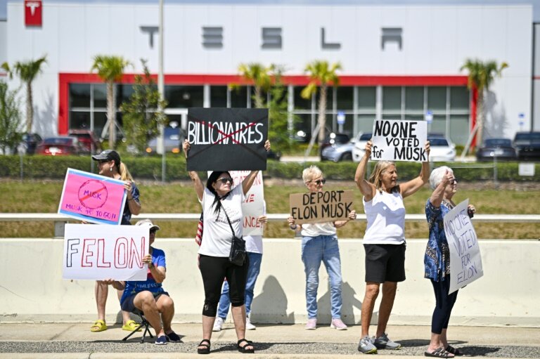 Rassemblement de manifestants contre le PDG de Tesla, Elon Musk, devant un magasin Tesla à Clermont, en Floride, le 29 mars 2025 © Miguel J. Rodriguez Carrillo