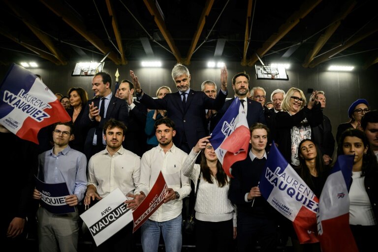Laurent Wauquiez (C), candidat à la présidence de LR, entouré par des militants lors d'un meeting à Oullins-Pierre-Bénite, dans le Rhône, le 28 mars 2025 © JEFF PACHOUD