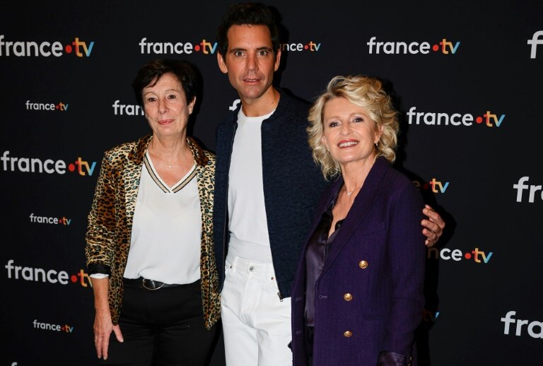 La présidente de l'association AFM-Téléthon Laurence Tiennot-Herment (G), le chanteur Mika et la journaliste Sophie Davant posent le 24 octobre 2024 à Paris à l'occasion de la présentation du Téléthon 2024 © Grégoire CAMPIONE