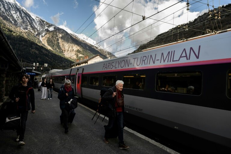 Des voyageurs sur un quai à la gare de Modane alors que le TGV Paris-Milan a repris du service, le 31 mars 2025 en Savoie  © JEAN-PHILIPPE KSIAZEK