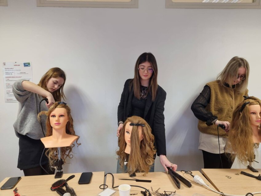 Des démonstrations, ici en coiffure, seront présentées. 