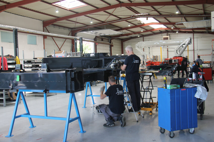 © Emmanuel Varrier. France Élévateur, marque de Time Manufacturing Company, répond aujourd’hui à une direction européenne centralisée, One Europe, souhaitée par le groupe texan. Comme les autres marques du groupe, le constructeur de nacelles sur porteurs garde son identité propre.