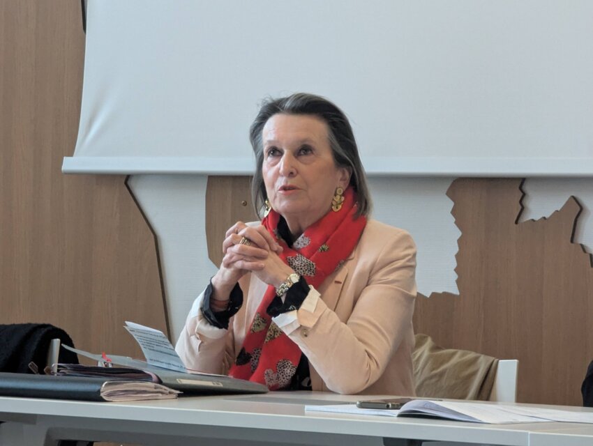 Catherine Louis, présidente de l’ACCOR, a initié cette association en 2018 pour que les élus d’intercommunalités se retrouvent sur leurs problématiques. (©Aletheia Press / N.Hubert) Marc-Antoine Vincent a apporté son expertise de la loi de finances et de ses implications sur les budgets des collectivités locales. (©Aletheia Press / N.Hubert) Les élus locaux se sont retrouvés à Gevrey-Chambertin à l’occasion d’une réunion de l’ACCOR sur les finances publiques. (©Aletheia Press / N.Hubert)