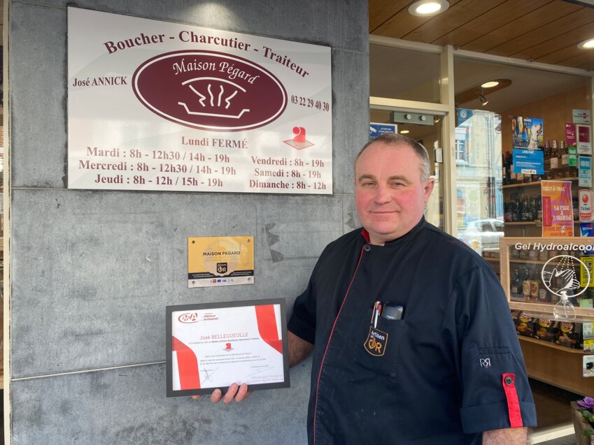 José Bellegueule présente sa nouvelle distinction devant la Maison Pégard.