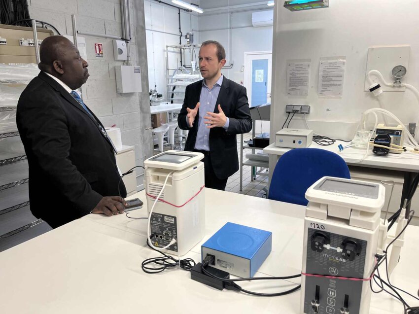 Alain Ngouoto, sous-préfet de Laon avec Antoine Bianchi, administrateur de Biolabo.