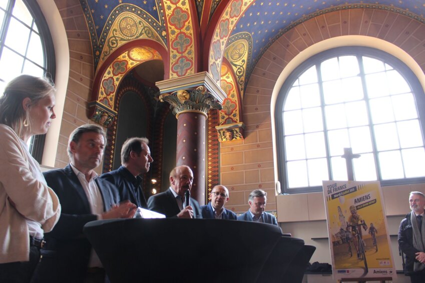Le directeur du Tour de France, Christian Prudhomme, ici entre le maire d'Amiens (Hubert de Jenlis) et le président d'Amiens Métropole (Alain Gest), reçu au musée de Picardie. A droite, l'affiche de la quatrième étape au départ d'Amiens a été dévoilée.