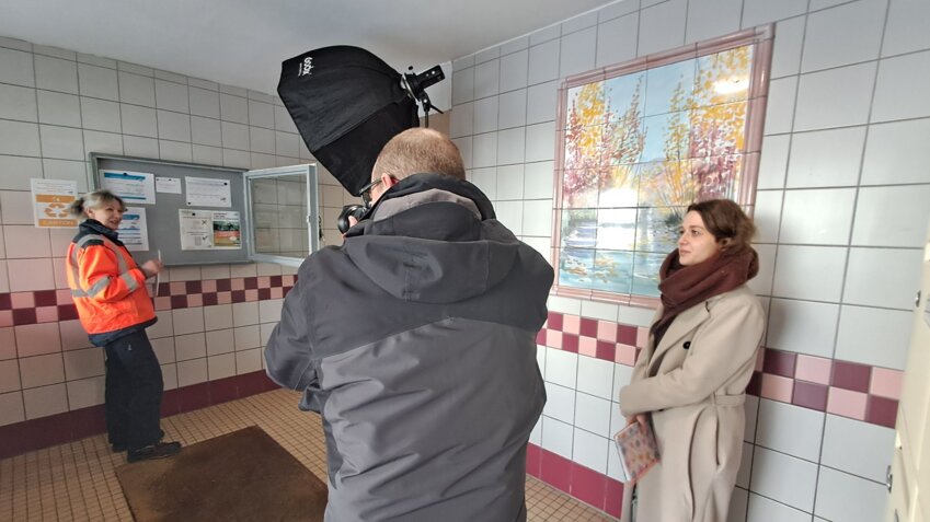 Une femme en action dans le quartier d'Etouvie, sous l’œil du photographe Cyrille Struy.